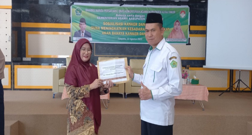 Pembagian Obat Cacing untuk Semua Sisa/i MIN1 Kutai Timur 2023